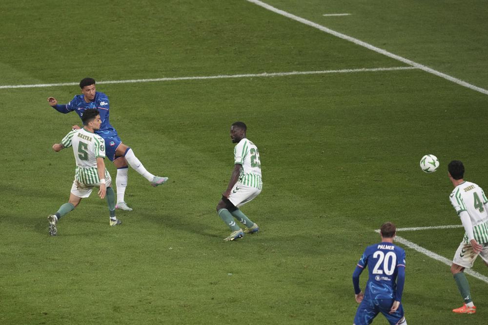 浙江男篮以55-54战胜深圳男篮，约翰逊和兰道夫贡献关键得分，浙江内线优势明显，深圳末节发力缩小分差，但最终惜败。