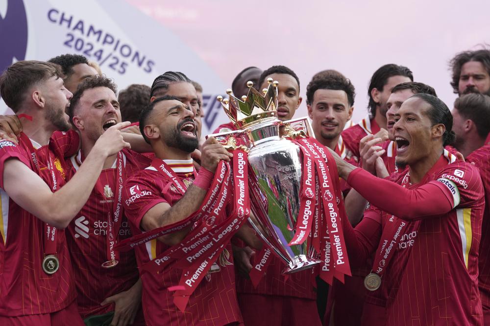 球迷：这球不进都对不起场地